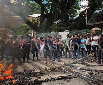 Pedagang Buku Bekas Lapangan Merdeka Medan Protes dan Bakar Ban