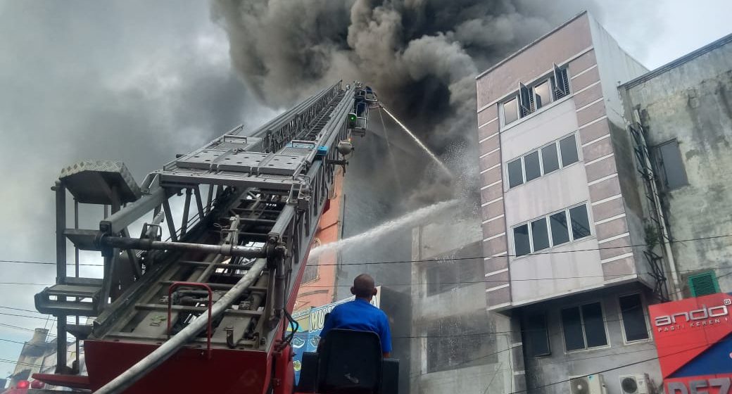 Bangunan 4 Lantai Ludes Terbakar Dilalap Sijago Merah