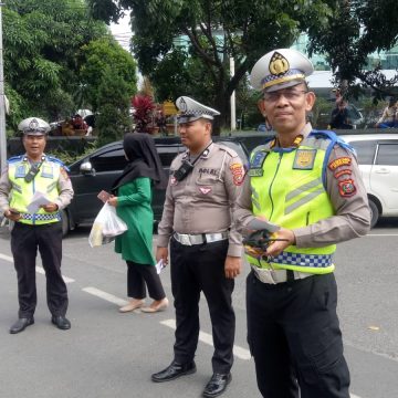 Berbagi Coklat Saat Operasi Keselamatan Lalu lintas, Bentuk Humanis Polsek Medan Timur ke Masyarakat