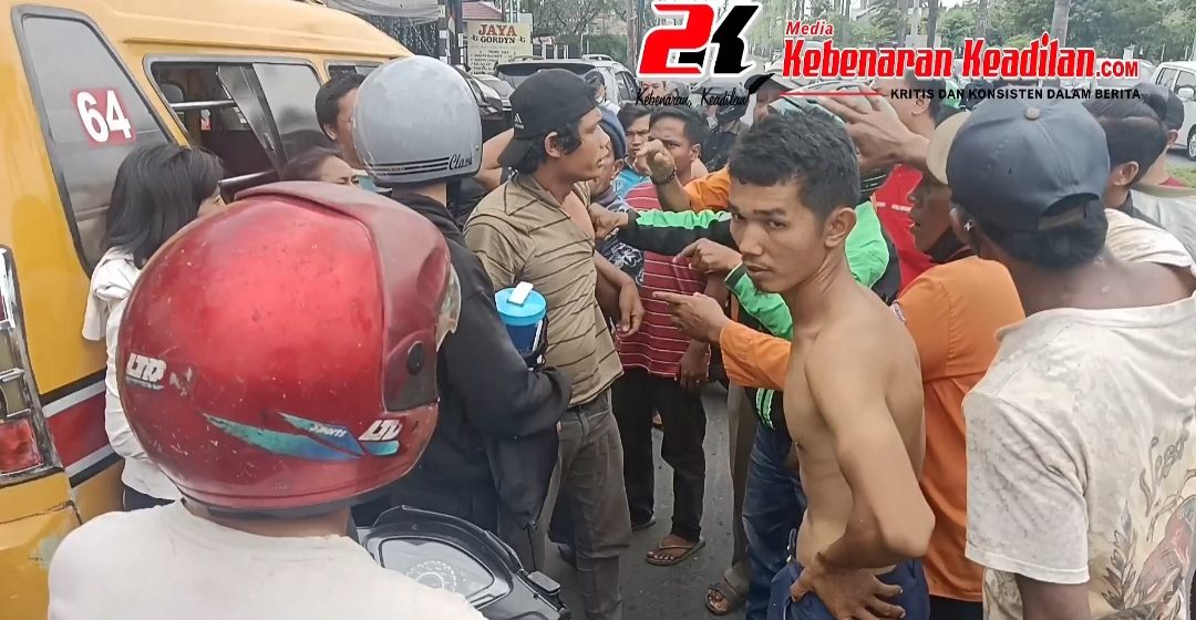 Pengendara Sepeda Motor Kritis, Supir Angkot Dihajar Masa