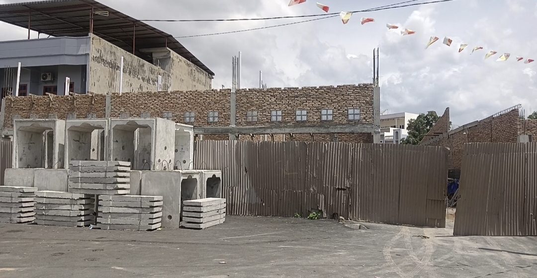 Dugaan Oknum Pejabat Terlibat – Bangunan Di jalan Badik Tetap Beroperasi Walaupun Tanpa Izin