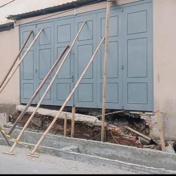 Jeritan Seorang Ibu Yang Rumahnya Hampir Roboh, Pengerjaan Sistem Drainase Diduga Tidak Profesional