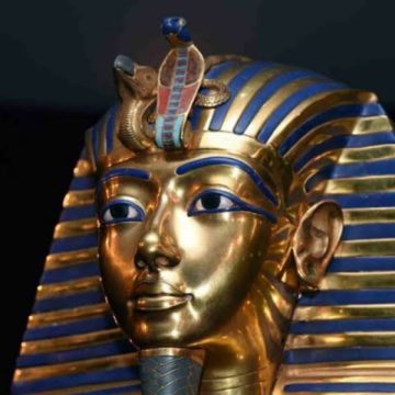 Pakaian Perempuan Dari Kulit Ular 