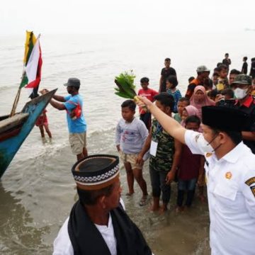 Menjamu Laut Dalam Tradisi Tolak Bala