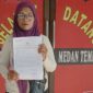 Hamsiah,Korban Dugaan Kekerasan Membuat Laporan Pengaduan Ke Polsek Medan Tembung. Foto / Bukhari 