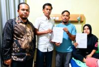 Rini Siregar, Didampingi Kuasa Hukum menunjukan dokumen laporan terkait penanganan perkara. 2K/A.Panggabean