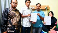 Rini Siregar, Didampingi Kuasa Hukum menunjukan dokumen laporan terkait penanganan perkara. 2K/A.Panggabean