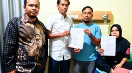 Rini Siregar, Didampingi Kuasa Hukum menunjukan dokumen laporan terkait penanganan perkara. 2K/A.Panggabean