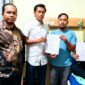 Rini Siregar, Didampingi Kuasa Hukum menunjukan dokumen laporan terkait penanganan perkara. 2K/A.Panggabean