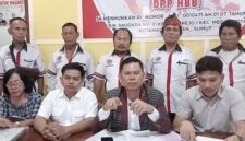 Lamsiang Sitompul, SH., MH., Ketua Umum HBB, saat menyampaikan sikap terkait penanganan kasus kecelakaan maut di Serdang Bedagai.Foto: Team HBB