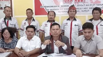 Lamsiang Sitompul, SH., MH., Ketua Umum HBB, saat menyampaikan sikap terkait penanganan kasus kecelakaan maut di Serdang Bedagai.Foto: Team HBB