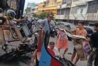 Warga membantu mengevakuasi pengemudi dan dua penumpang betor yang tergelincir saat menghindari sepeda motor di simpang Jalan Riau, Kecamatan Medan Timur, Rabu pagi.Foto:Rafli