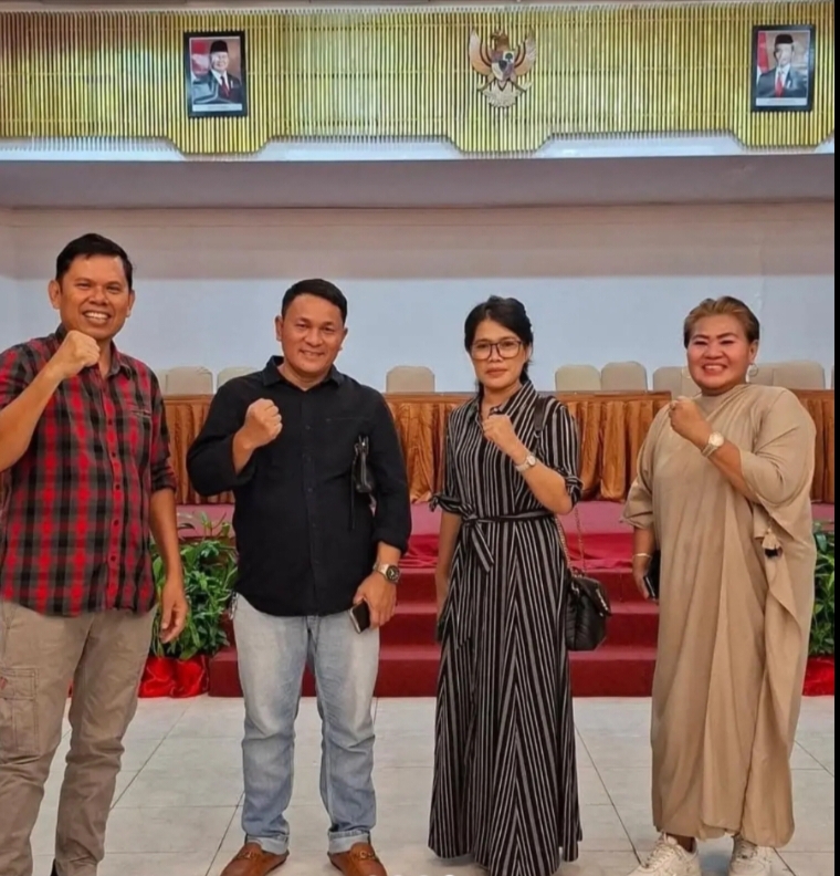 Foto : Ketum HBB DPP Lamsiang  Sitompul, SH,MH, Ketua Panitia Mubes  Tomson M Parapat , SH,MH , Beserta Pengurus Kepanitian MubesHBB